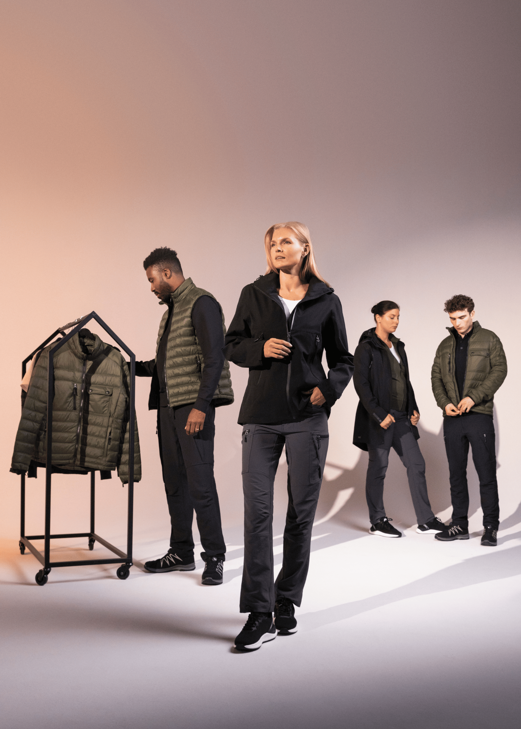 Bild von vier Personen in technischen Jacken – anklickbarer Link zur Presseinformation.