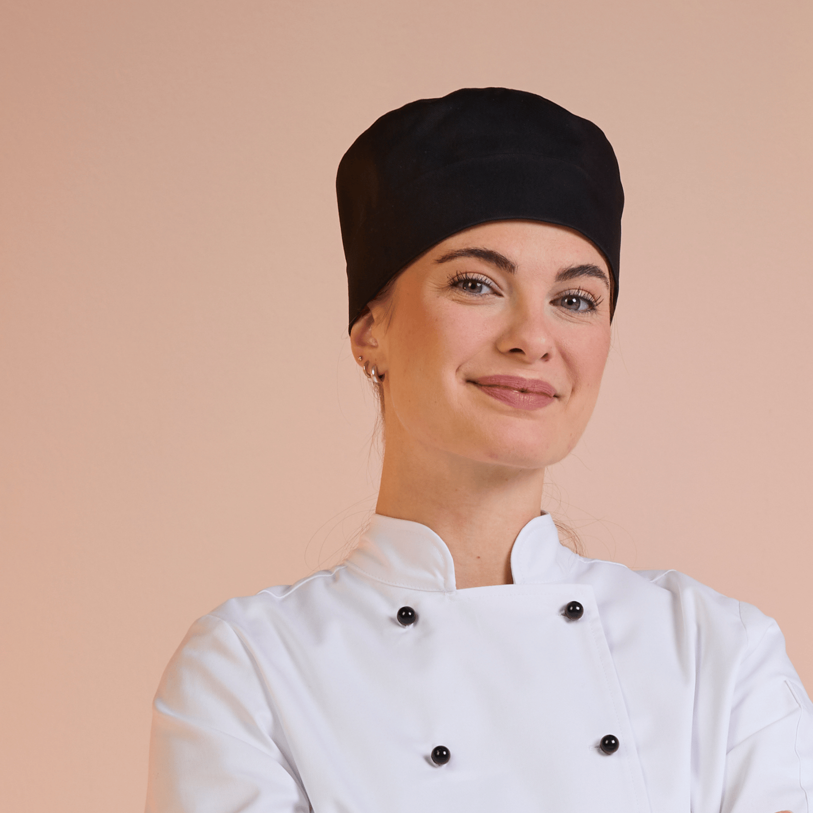 Nærbillede af kvinde i sort kokkehue fra South West – klikbar link.