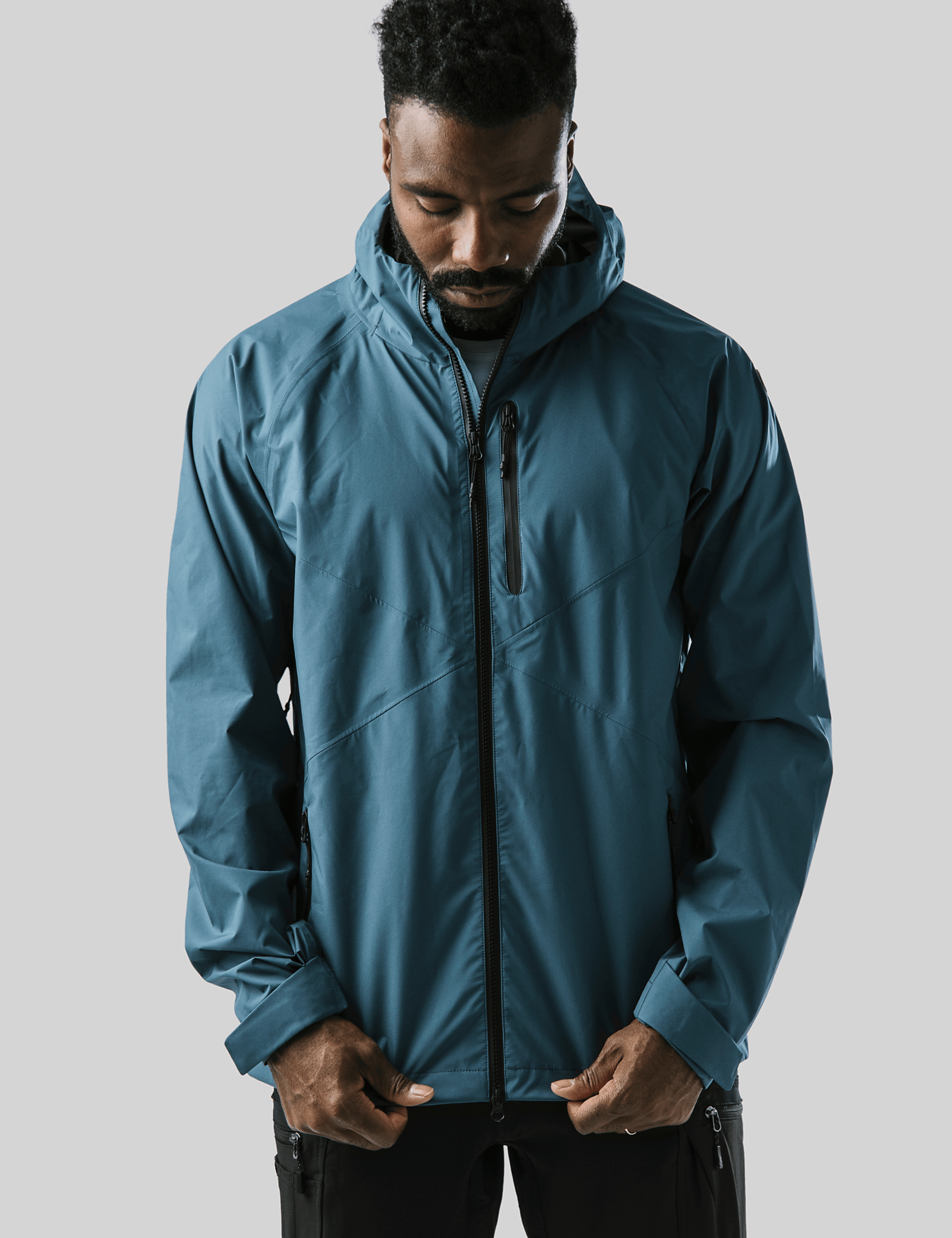 Mann in blauer Matterhornjacke; Klicken Sie hier, um die Größentabelle der Marke zu öffnen.