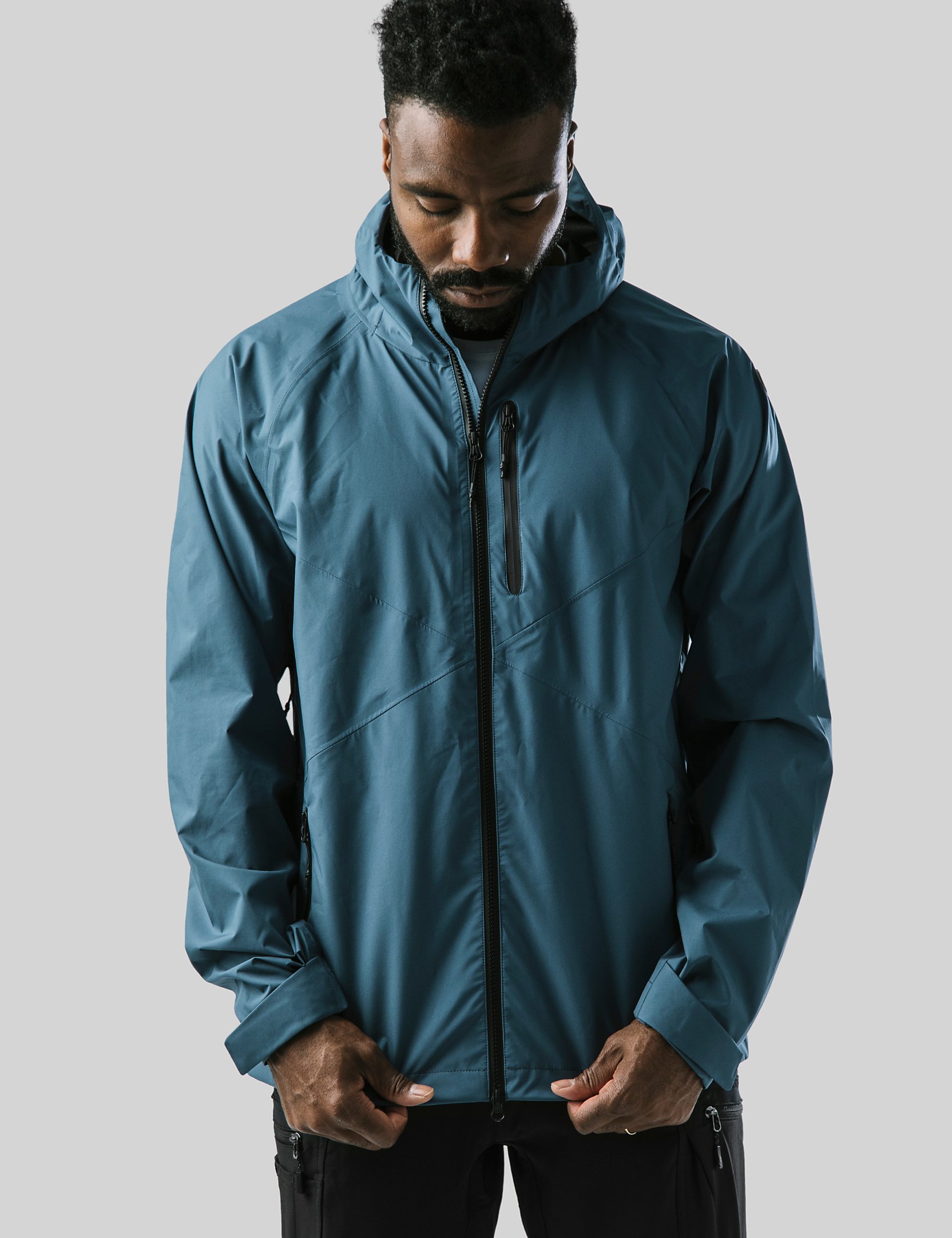 Mann in blauer Matterhornjacke; Klicken Sie hier, um die Größentabelle der Marke zu öffnen.