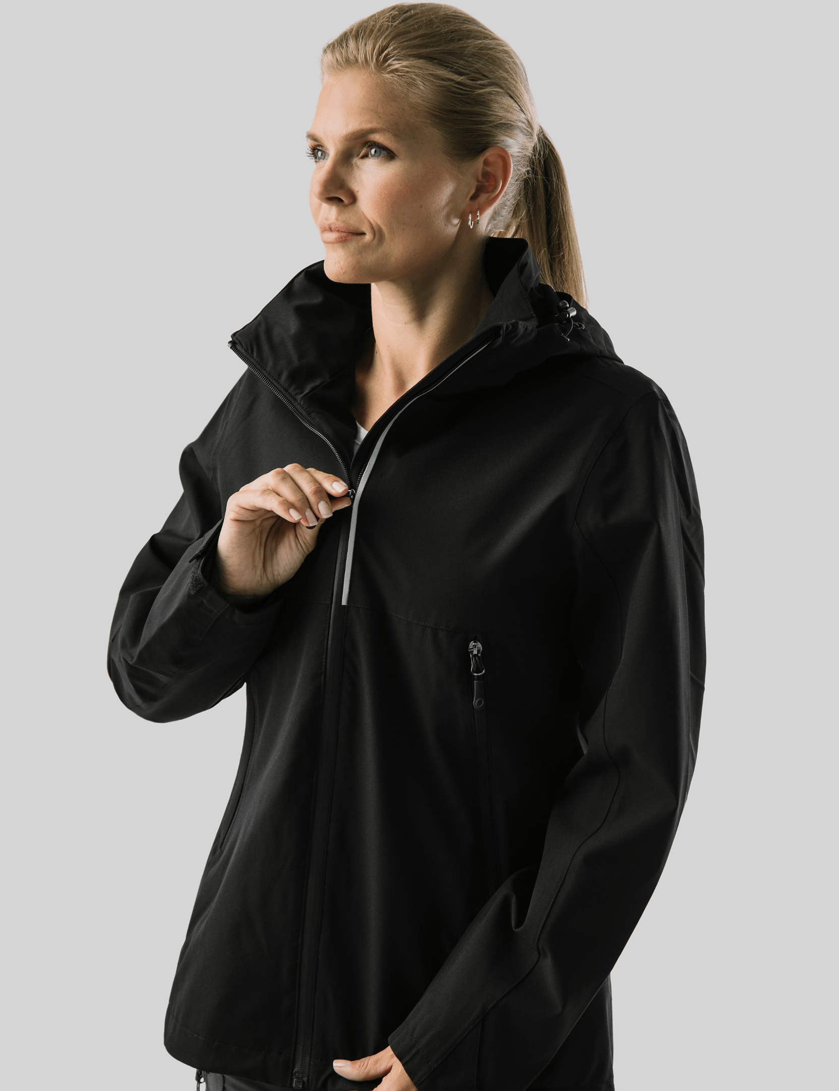 Frau in schwarzer Südwest-Jacke mit hohem Kragen; Klicken Sie hier, um die Größentabelle zu öffnen.