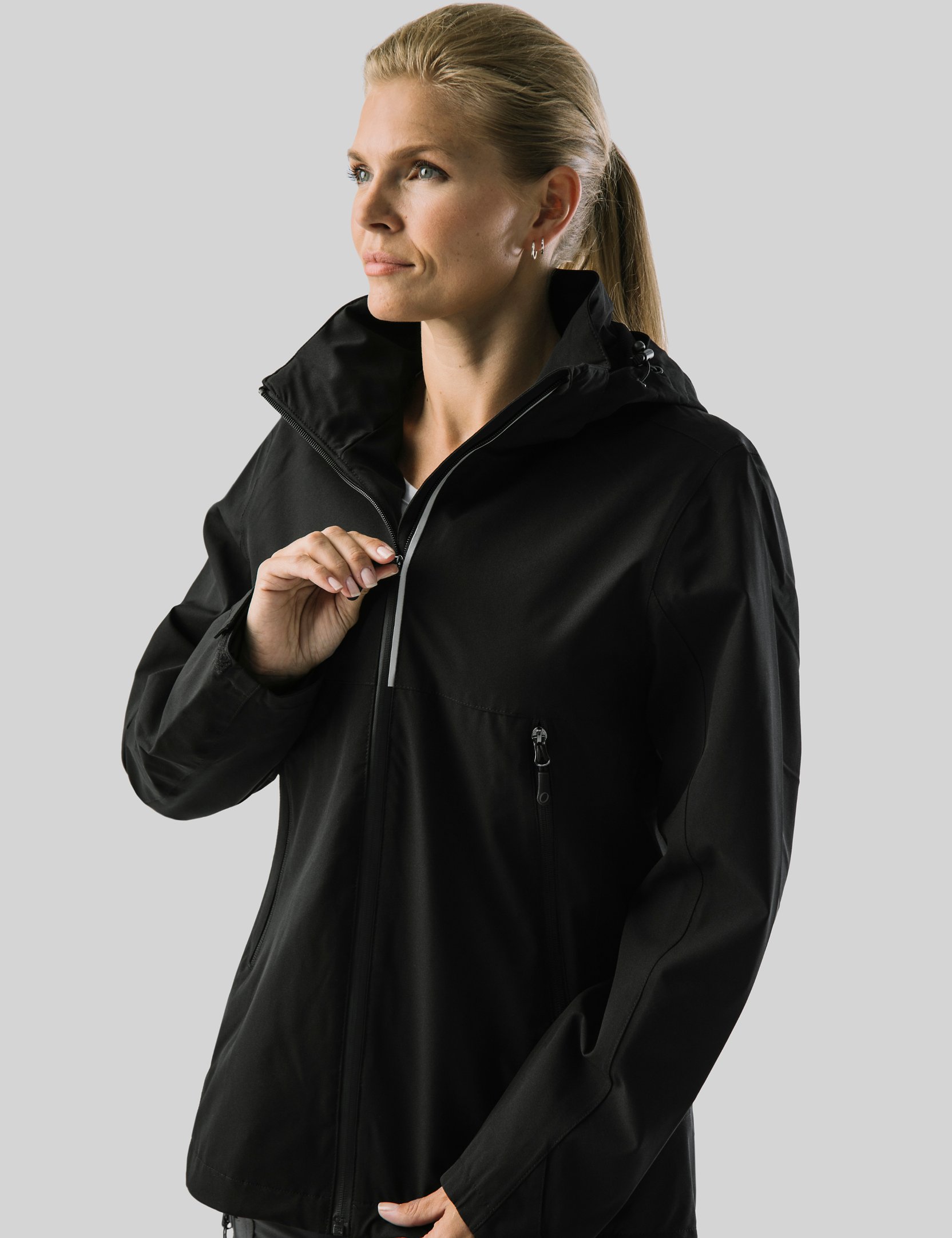 Frau in schwarzer Südwest-Jacke mit hohem Kragen; Klicken Sie hier, um die Größentabelle zu öffnen.