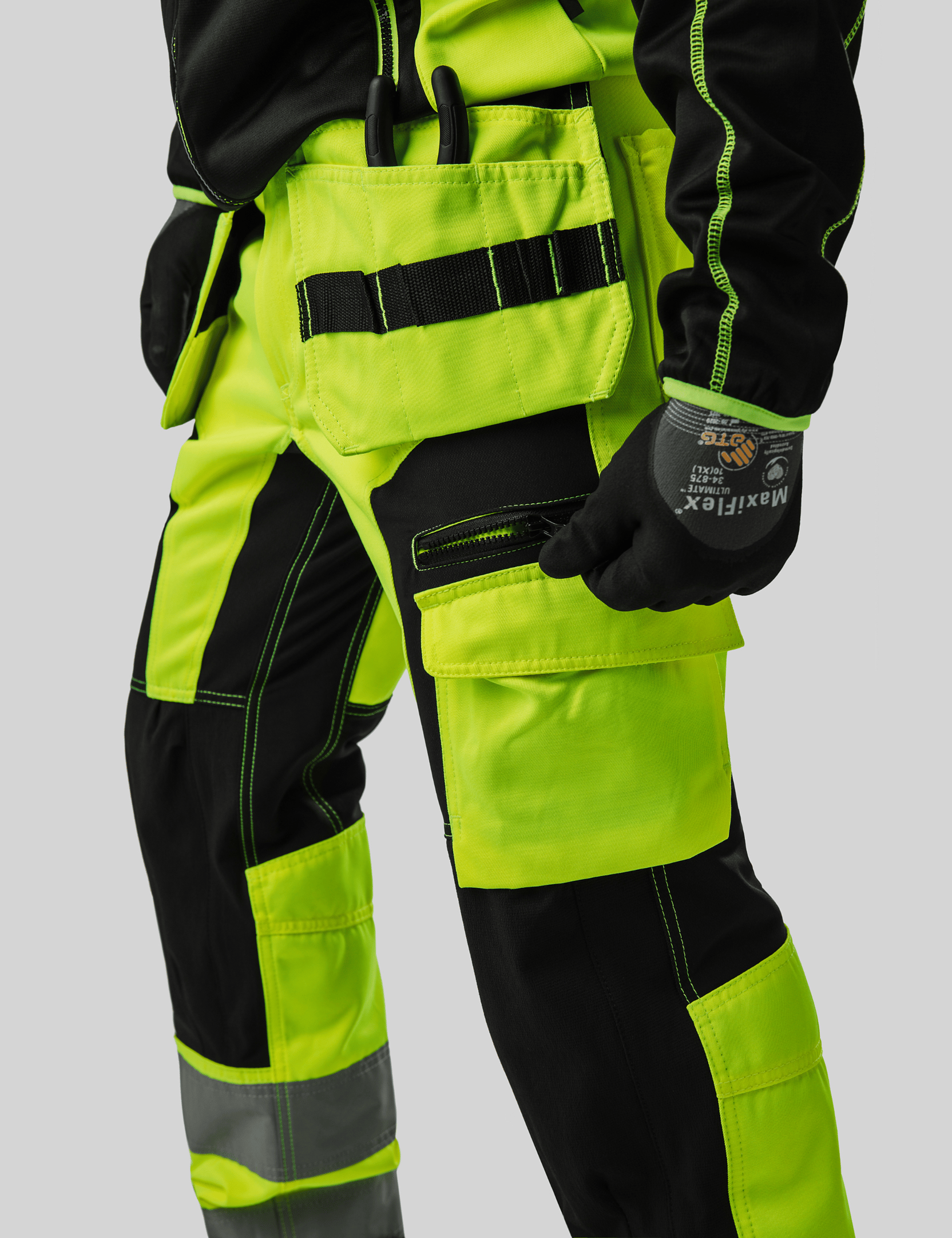 Nahaufnahme einer neongrünen und schwarzen Arbeitshose von Top Swede; Klicken Sie hier, um die Größentabelle anzuzeigen.