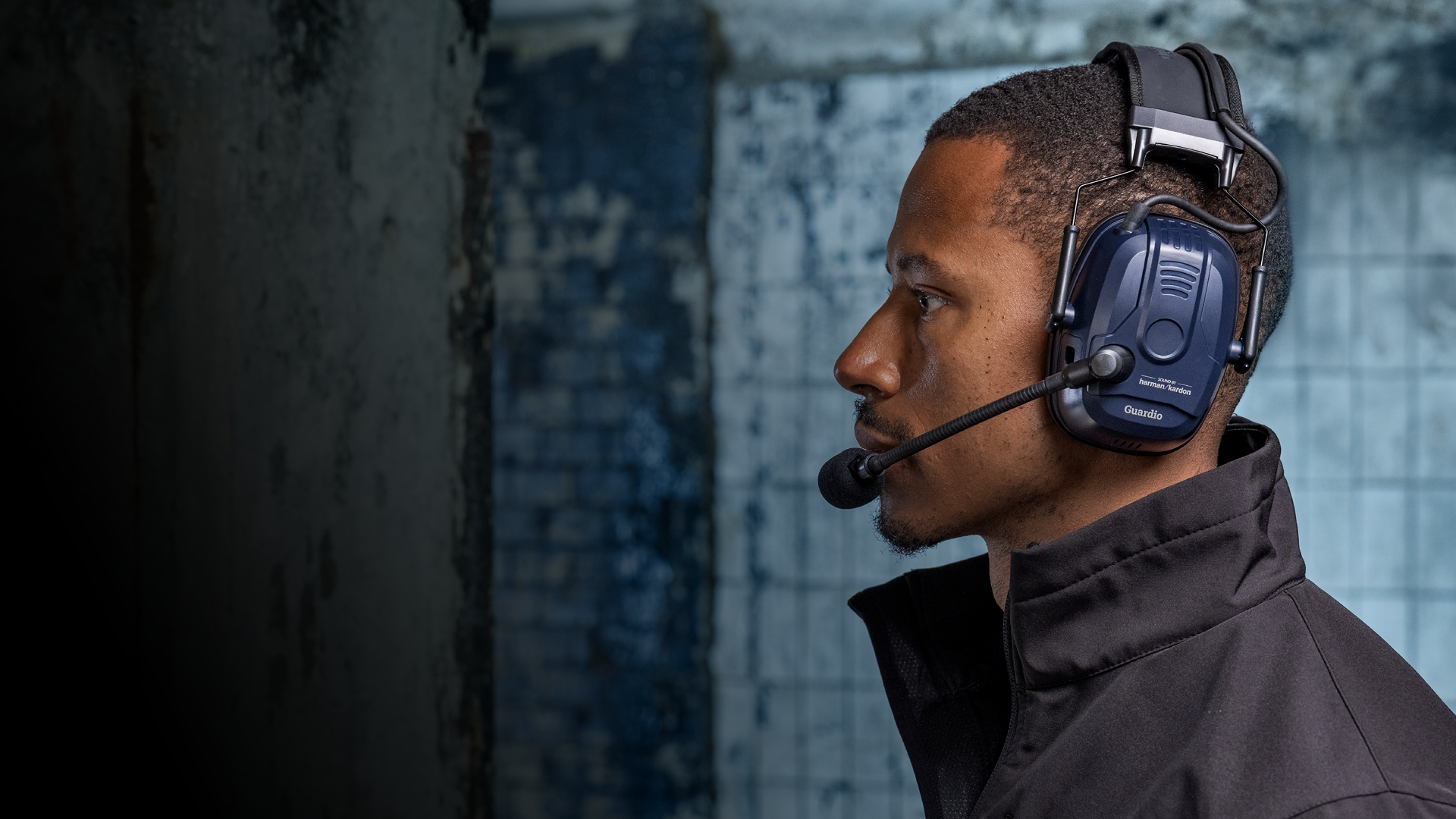 En modell i industriell miljö, iklädd Guardio Freebird hörselskydd