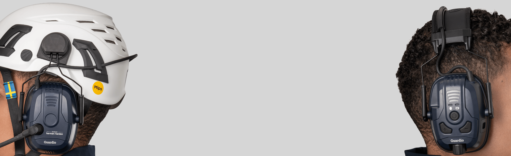 Ein Bild von zwei Köpfen mit jeweils einem Paar Gehörschützern, das zwei verschiedene Halterungen zeigt