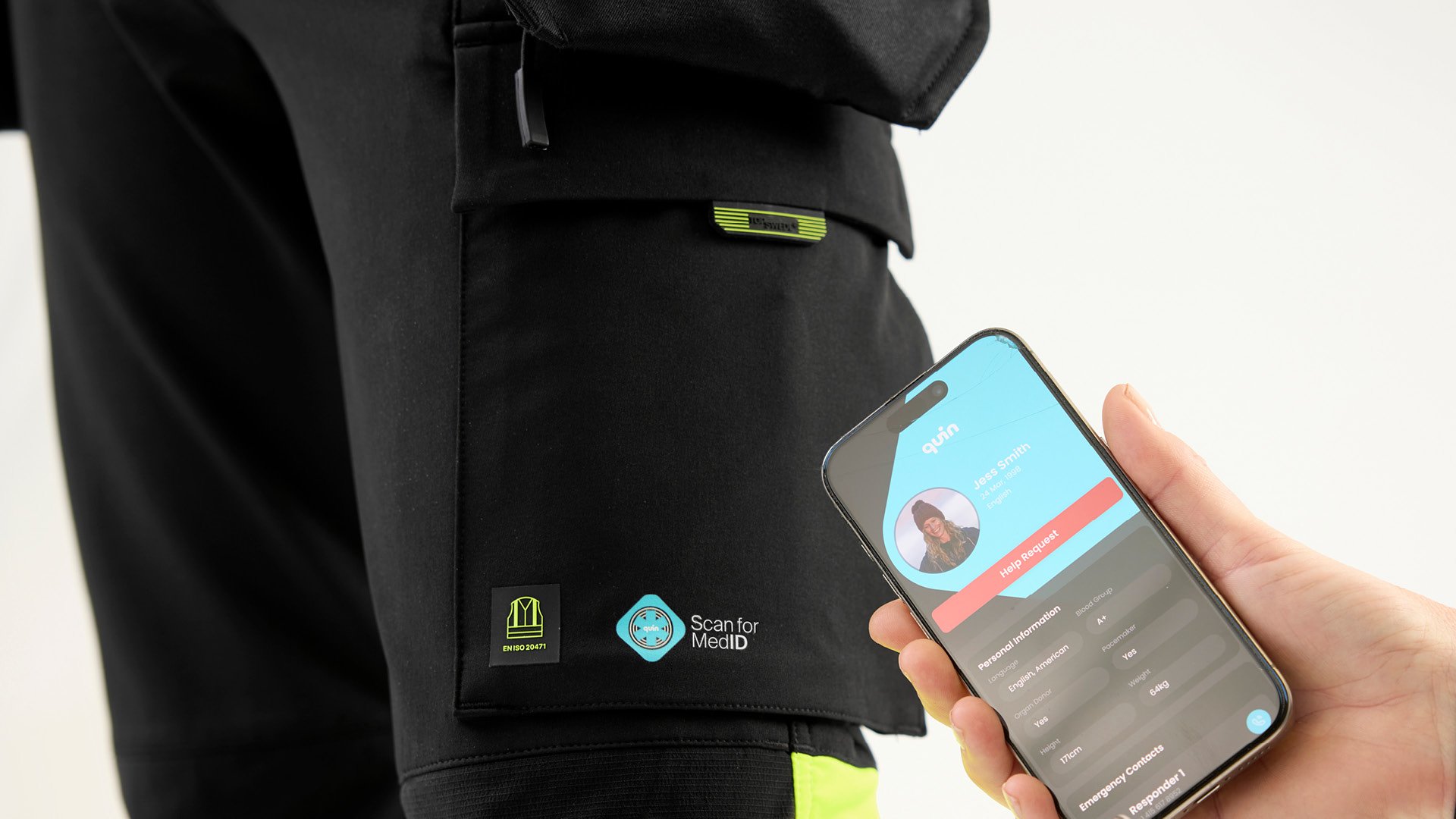 närbild på en smartphone som scannar en Quin Tag på en arbetsbyxa