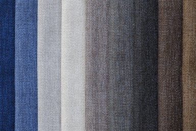 Närbild på textilprover i olika färgnyanser – symbol för hållbara material och textilval.