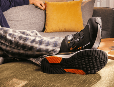 Produktbilde av svart vernesko i helsvart design med diskret logo og BOA®-snøring – klikkbar lenke