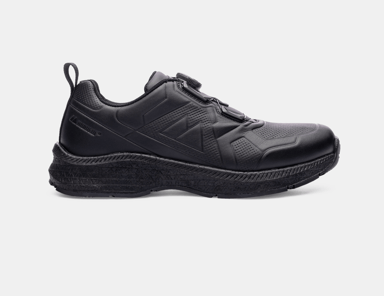 Nærbilde av svart vernesko med oransje detaljer, sålen i fokus og BOA®-snøring – klikkbar lenke