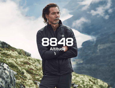 Toiminnallisia vaatteita 8848 Altitude -brändiltä – klikattava kuva, jossa on logo.
