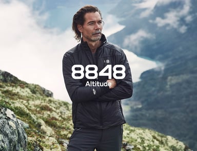 Toiminnallisia vaatteita 8848 Altitude -brändiltä – klikattava kuva, jossa on logo.