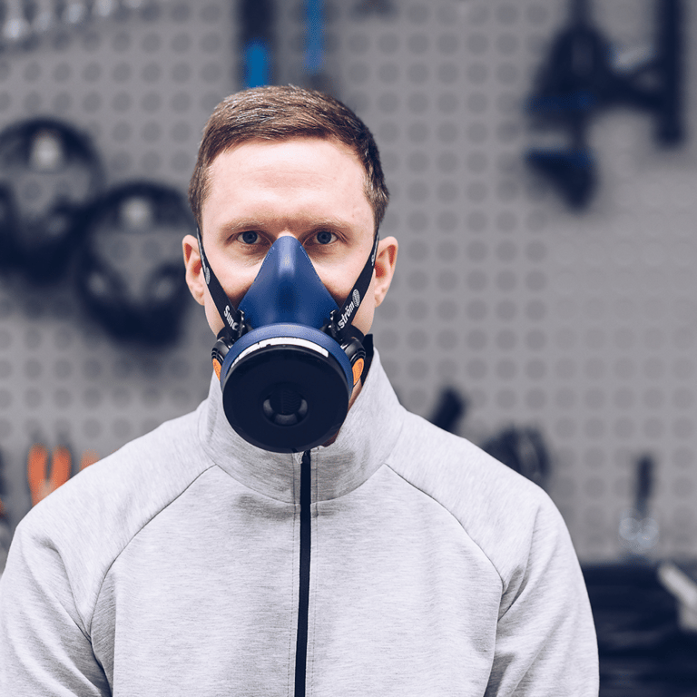 En man med halvmask