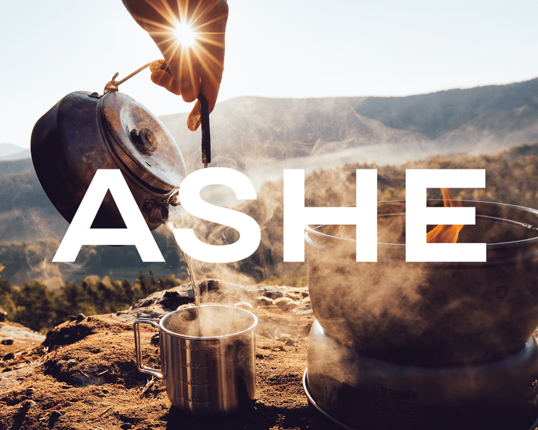 Eine Hand, die ein heißes Getränk aus einem Kessel draußen in die Sonne gießt