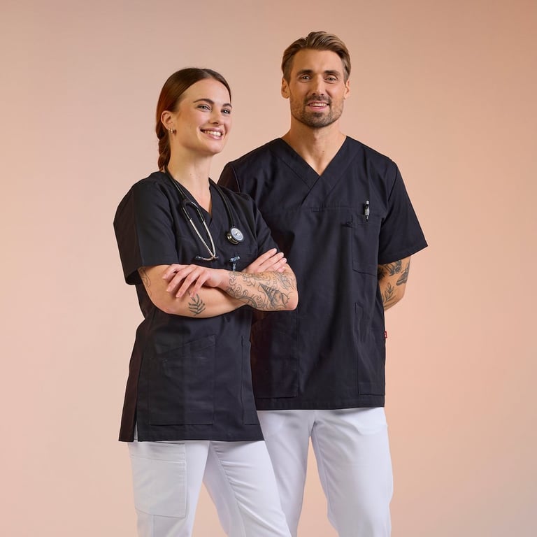 Sjukvårdspersonal i vårdkläder från South West – svarta tunikor med vita byxor, designade för komfort och funktion. Klickbar länk för att läsa mer om South West Care. 