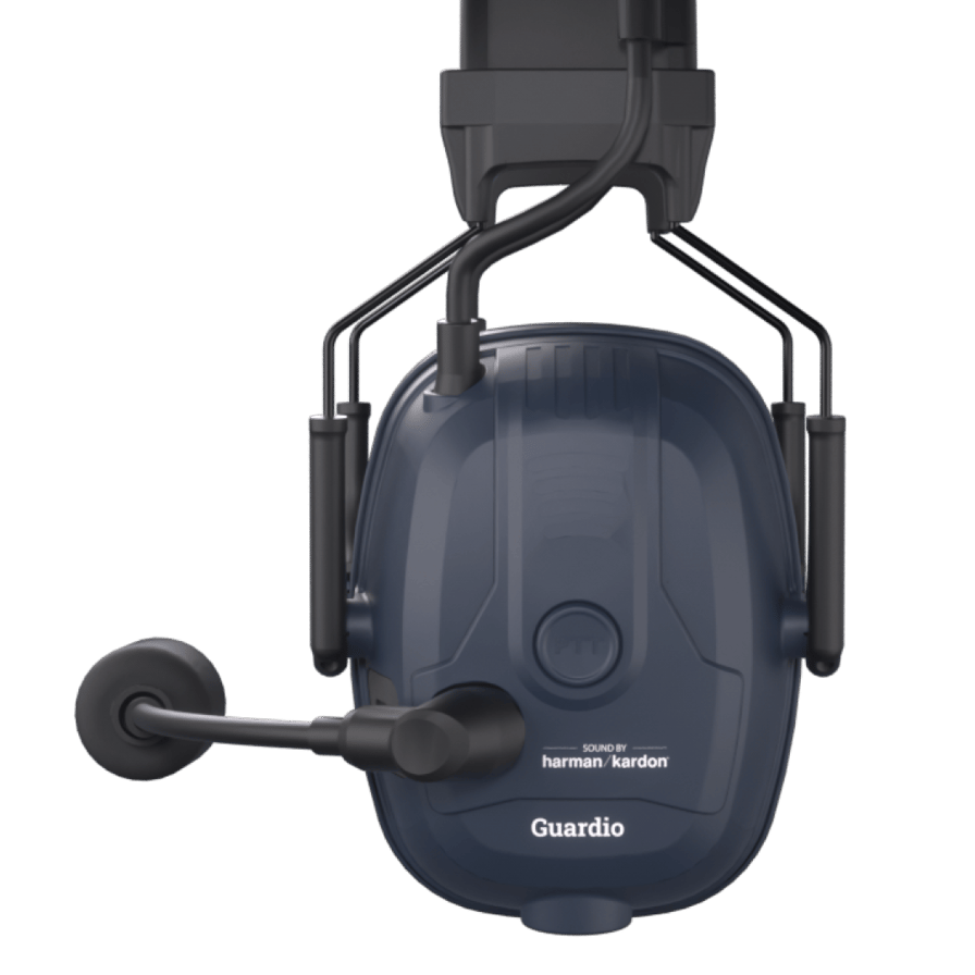 Et nærbillede af et mørkeblåt høreværn med Guardios og Harman Kardons logoer