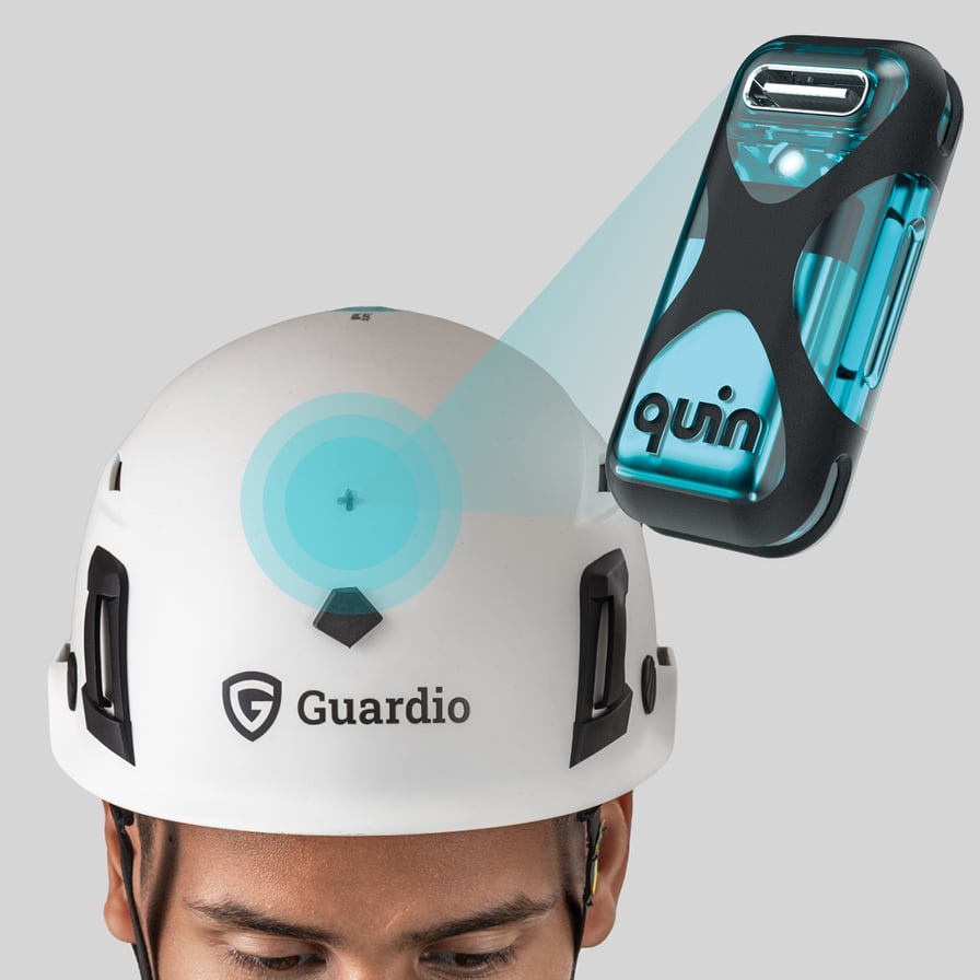 Mies käyttää valkoista suojakypärää. Sininen ympyrä merkitsee Quin Podin sijaintia kypärän sisällä, ja sen vieressä kelluu erillinen Quin Pod, joka on yhdistetty sinisellä visuaalisella linkillä.