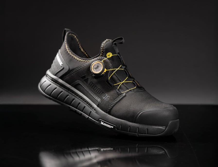 Picture of shoe model Pro from Monitor against black/yellow background.