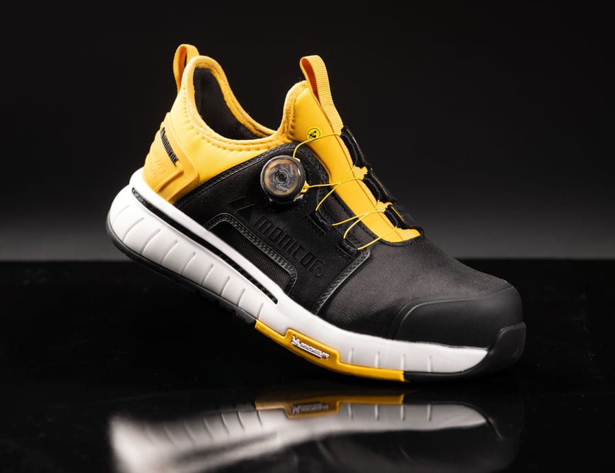 Picture of Monitor shoe model Neo against black/yellow background.