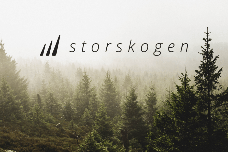 Storskogen-Logo über einem nebligen Fichtenwald. Steht für die Eigentümerschaft und die langfristige Zukunft von Båstadgruppen als Teil von Storskogen seit 2019.