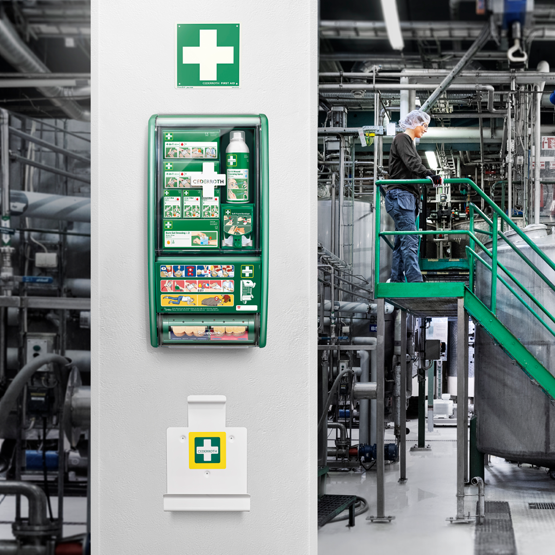 Erste-Hilfe-Station in der Industriehalle