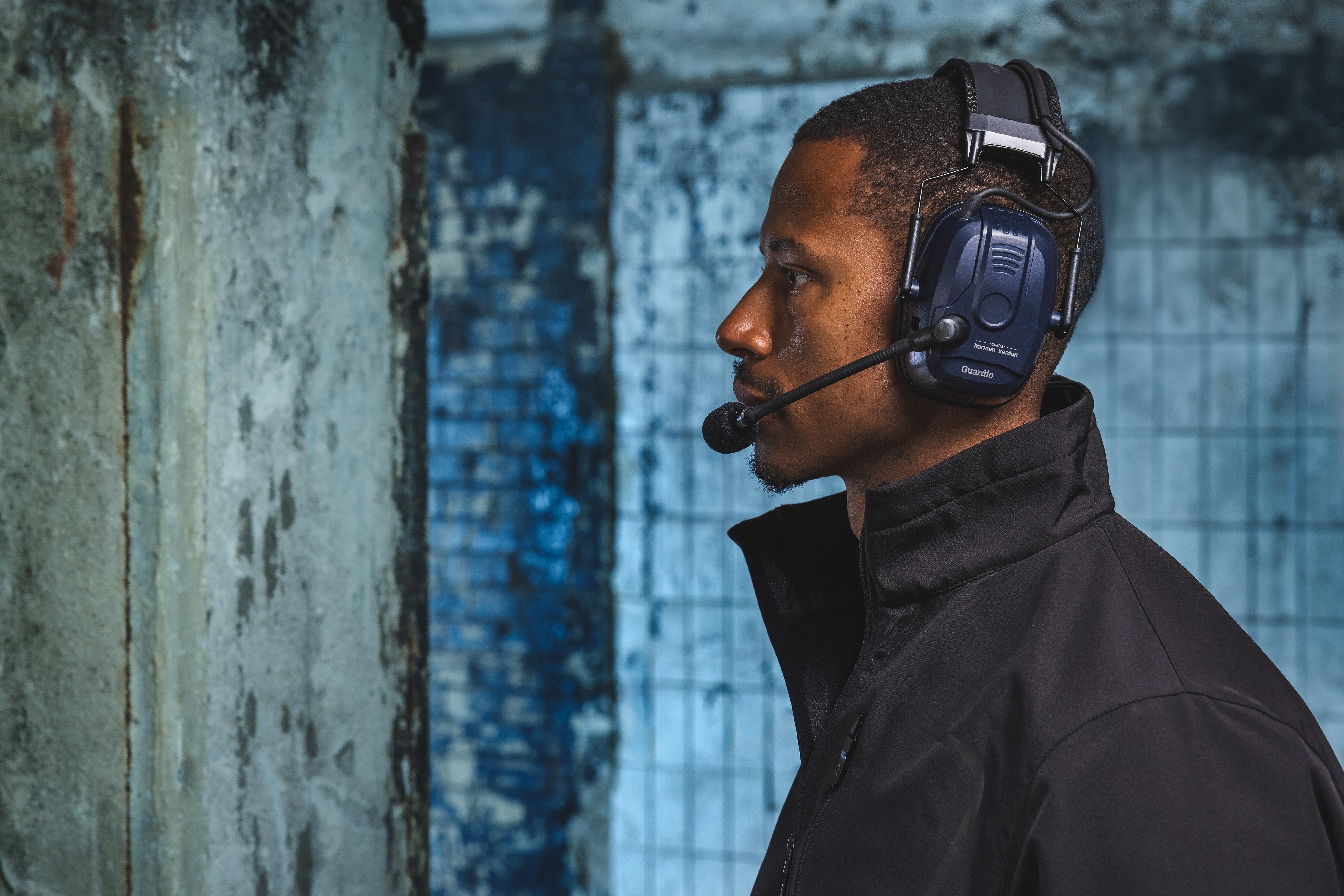 Modell i industriell miljö med hörselskydd