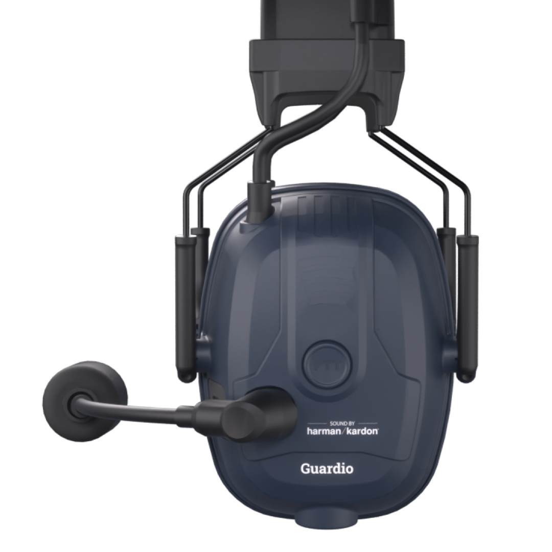 Et nærbilde av en mørkeblå øreklokke med Guardios og Harman Kardons logoer