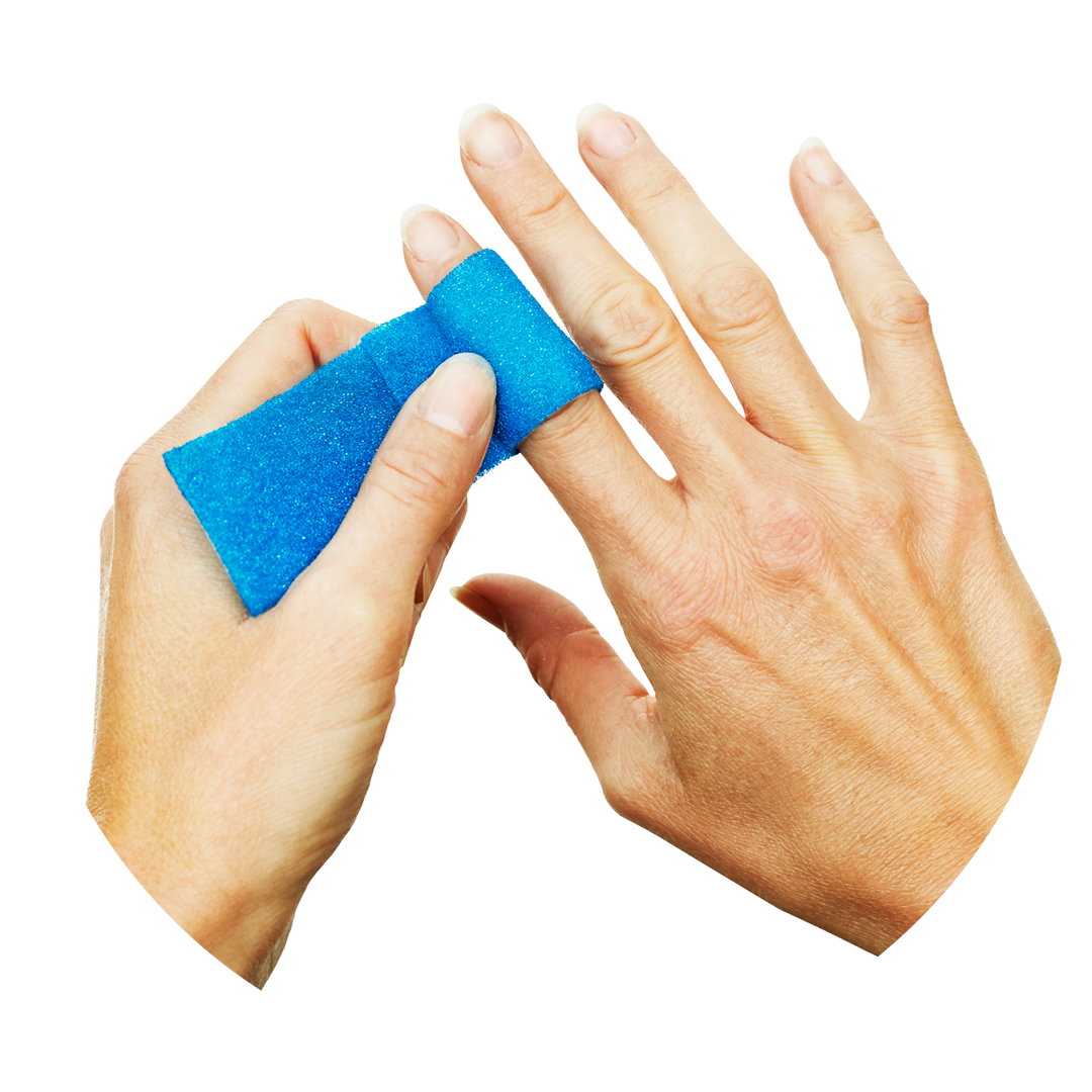 hand med blått bandage