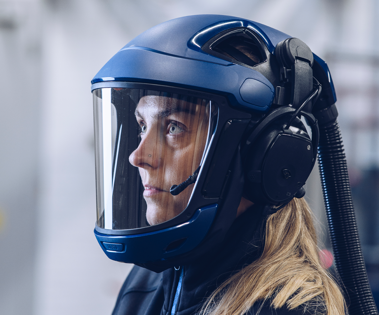 Eine Frau, die einen Helm mit Visier trägt
