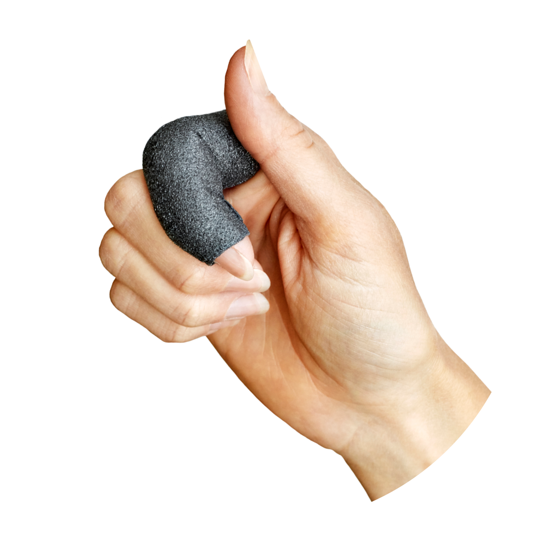 hand med svart bandage