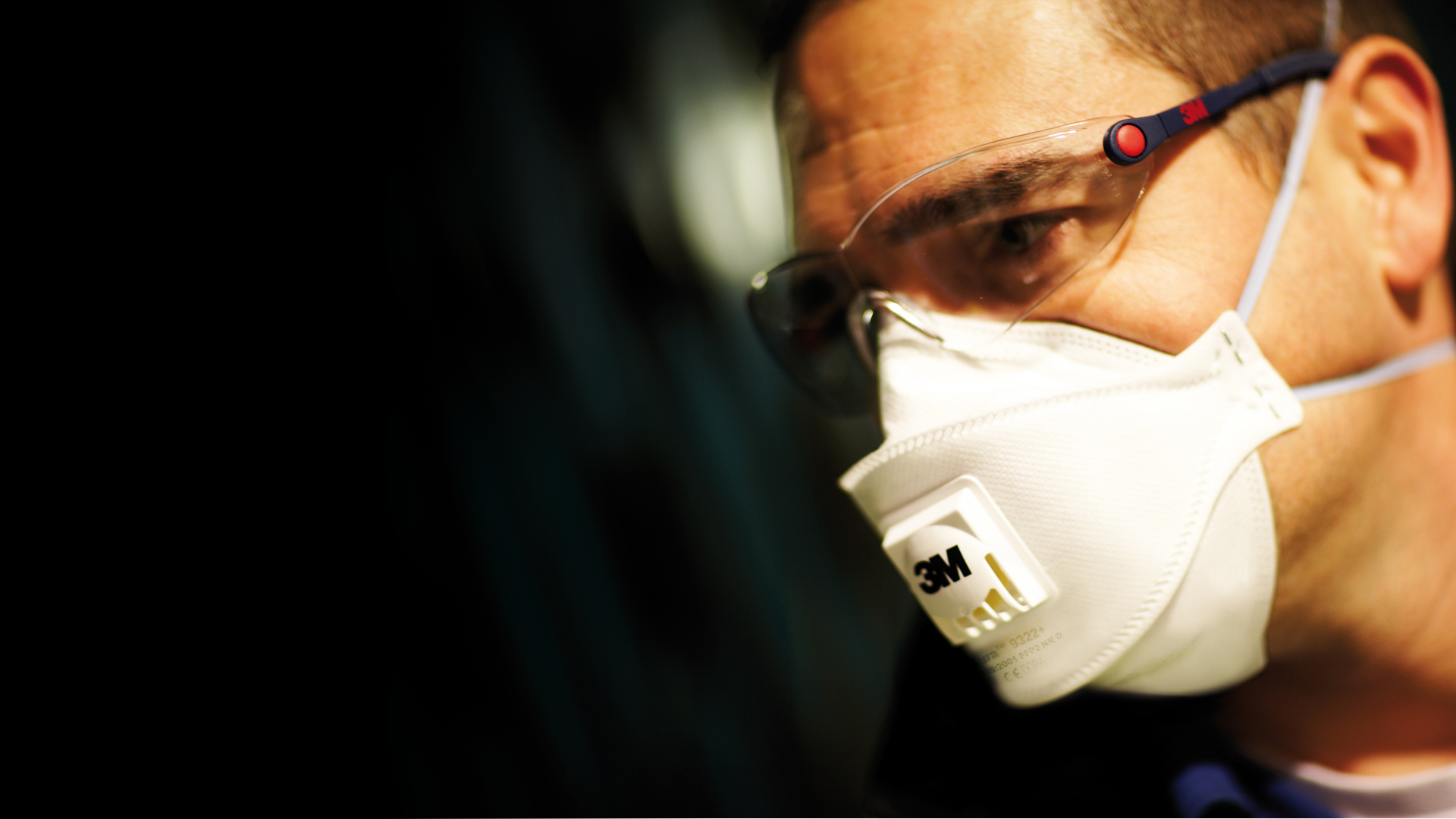 En man iklädd skyddsutrustning från 3M