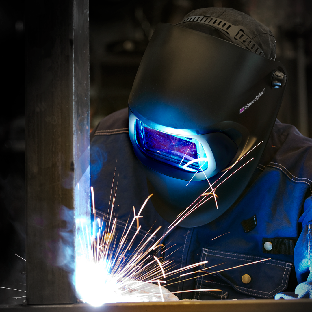 En svetsare som svetsar iklädd skyddsutrustning från 3M