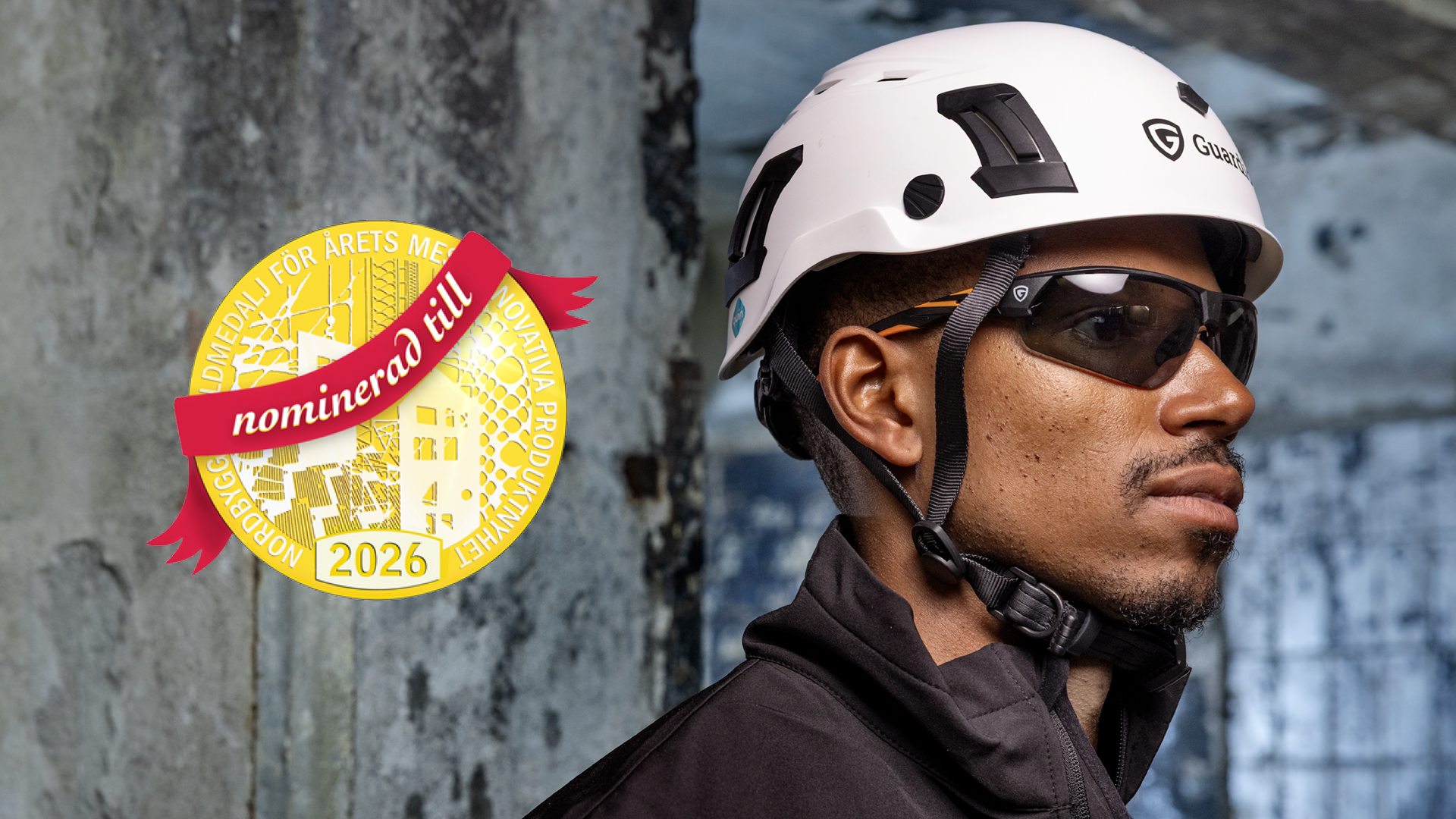 Arbetare iklädd Armet Pro skyddshjälm bredvid en illustrerad guldmedalj