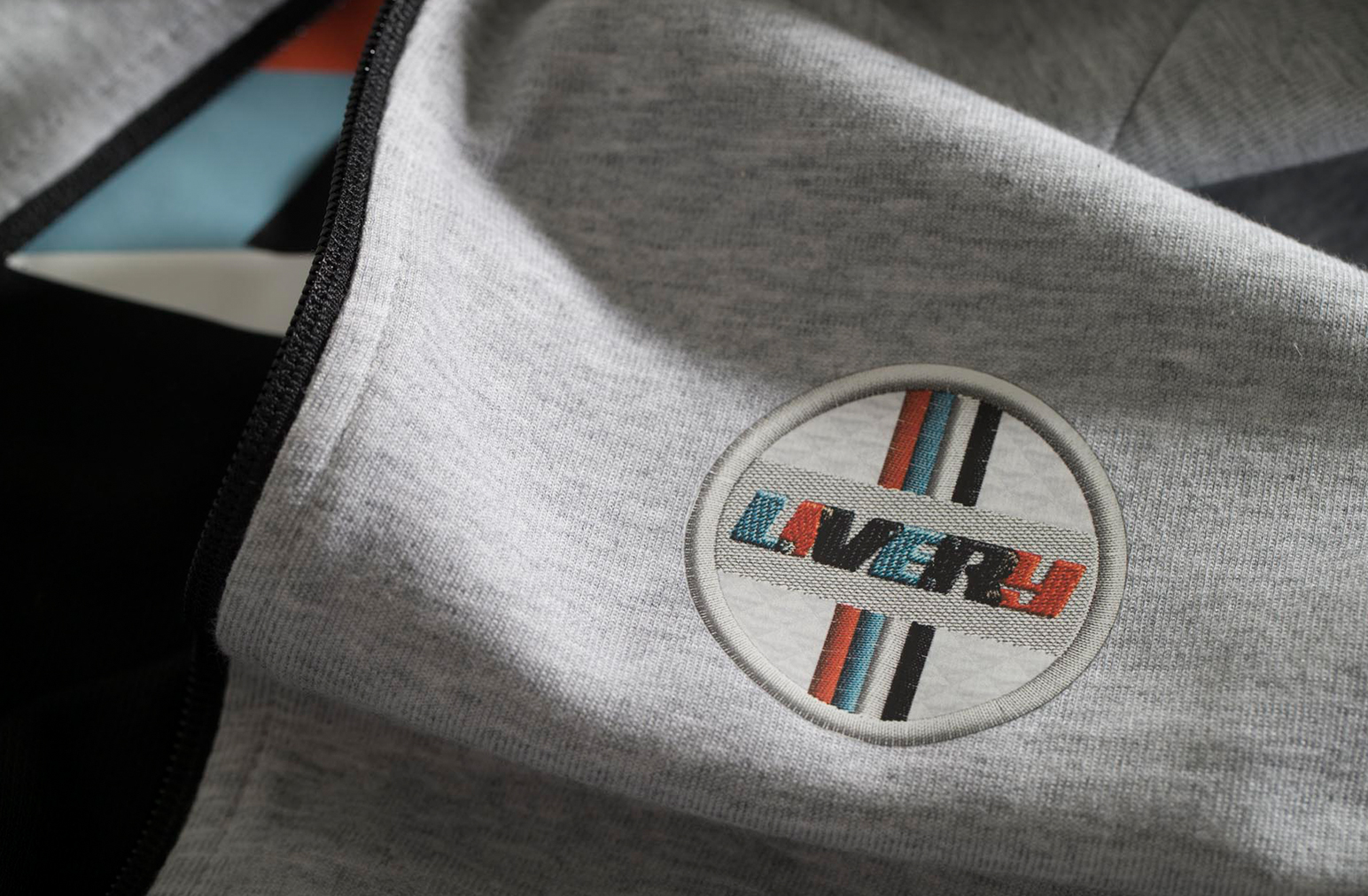 Nærbillede af et vævet logo på et stykke tøj.