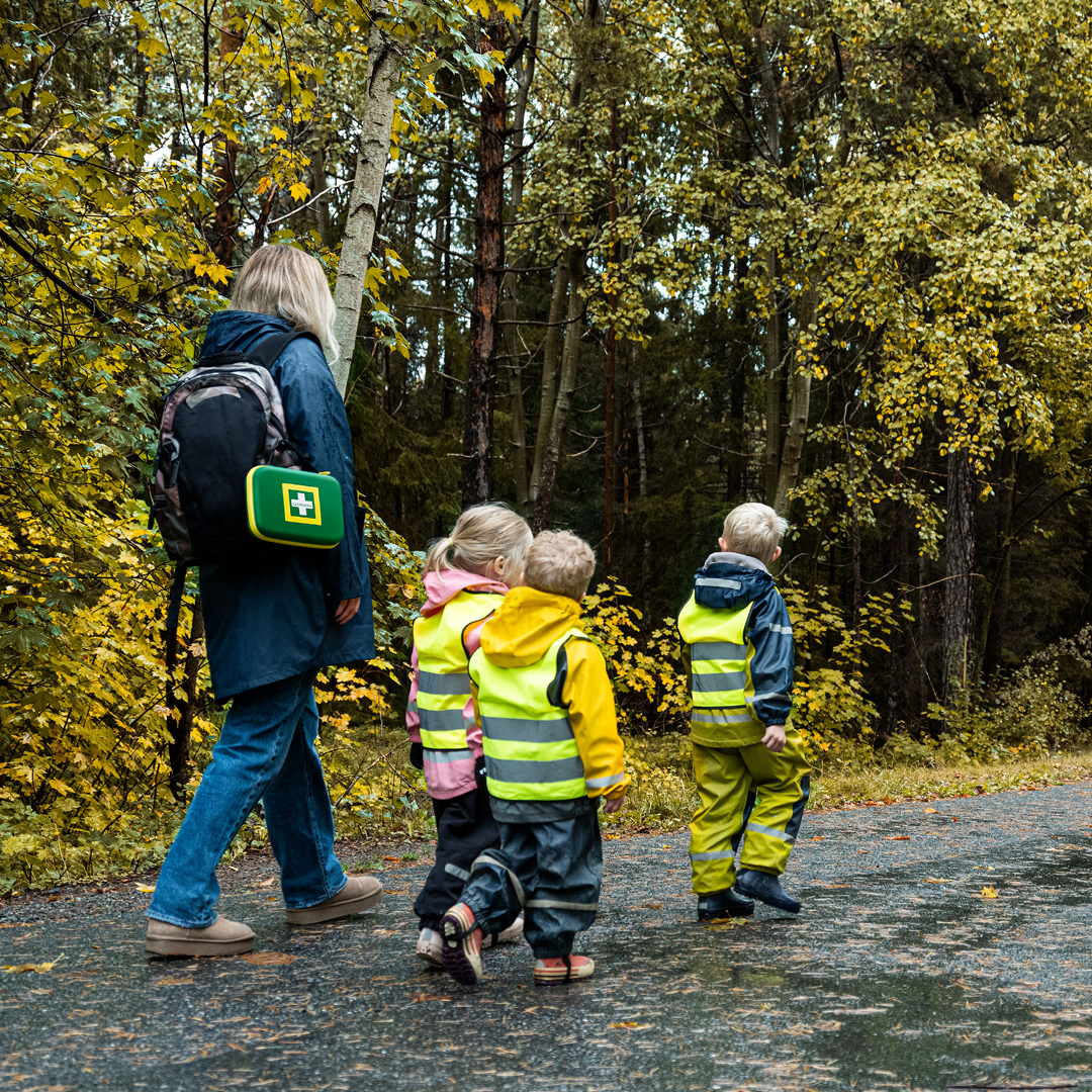 Vorschulklasse auf einem Ausflug mit einem Erste-Hilfe-Kasten