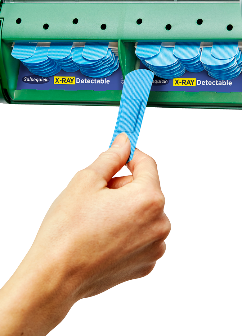 Hand Pflaster aus dem Entsorger ziehen