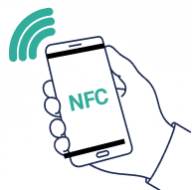Illustration av en hand som håller en smartphone med NFC-symbol, vilket representerar att medicinsk information kan läsas från Guardio-hjälmen via NFC-teknik.