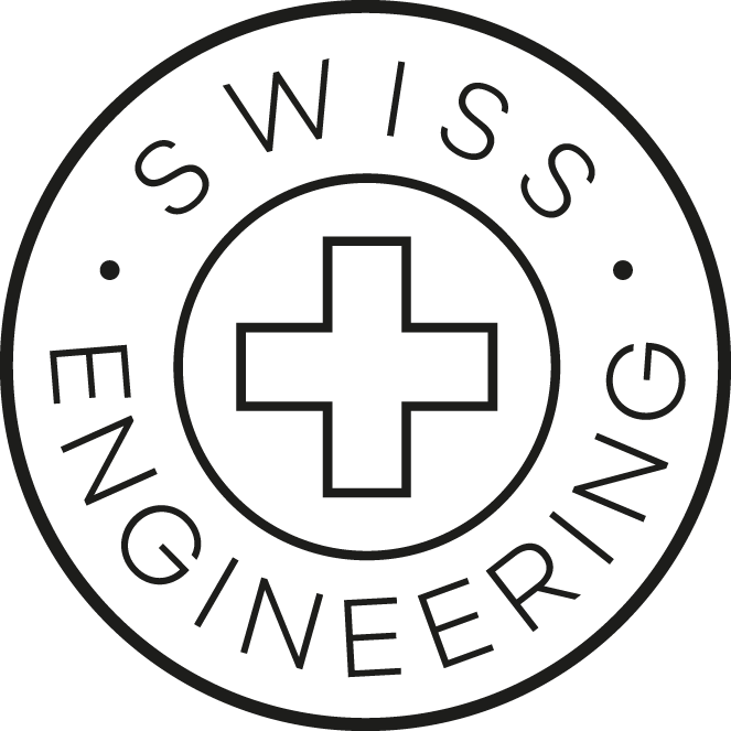 Rund symbol med ett schweiziskt kors och texten “Swiss Engineering”. Betonar att skorna är utvecklade med schweizisk ingenjörskonst och kvalitet.