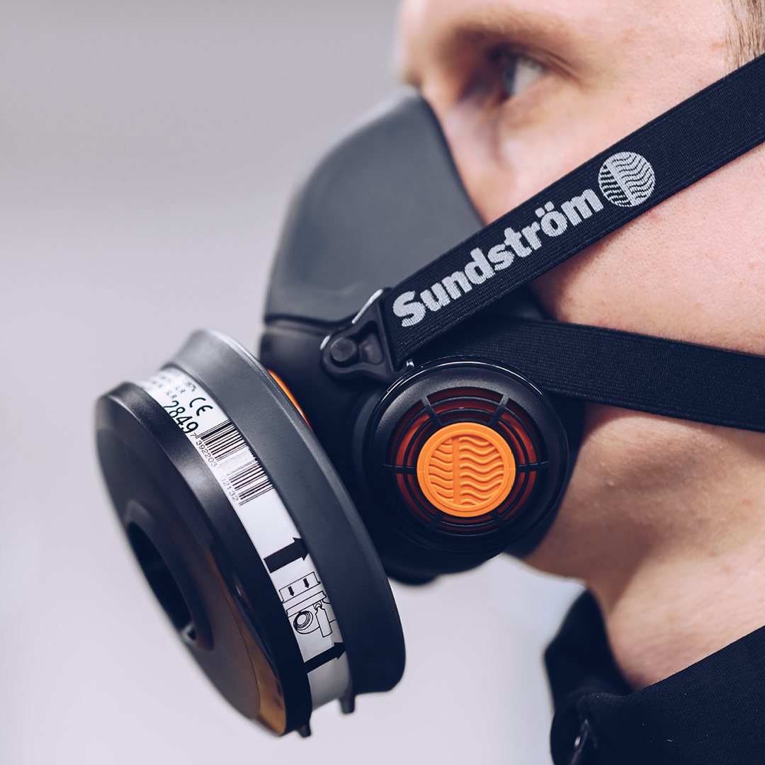 Nærbillede af et ansigt med åndedrætsmaske med filter